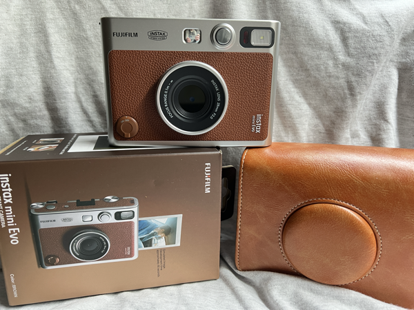 Evo mit Tasche.png Evo mit Tasche